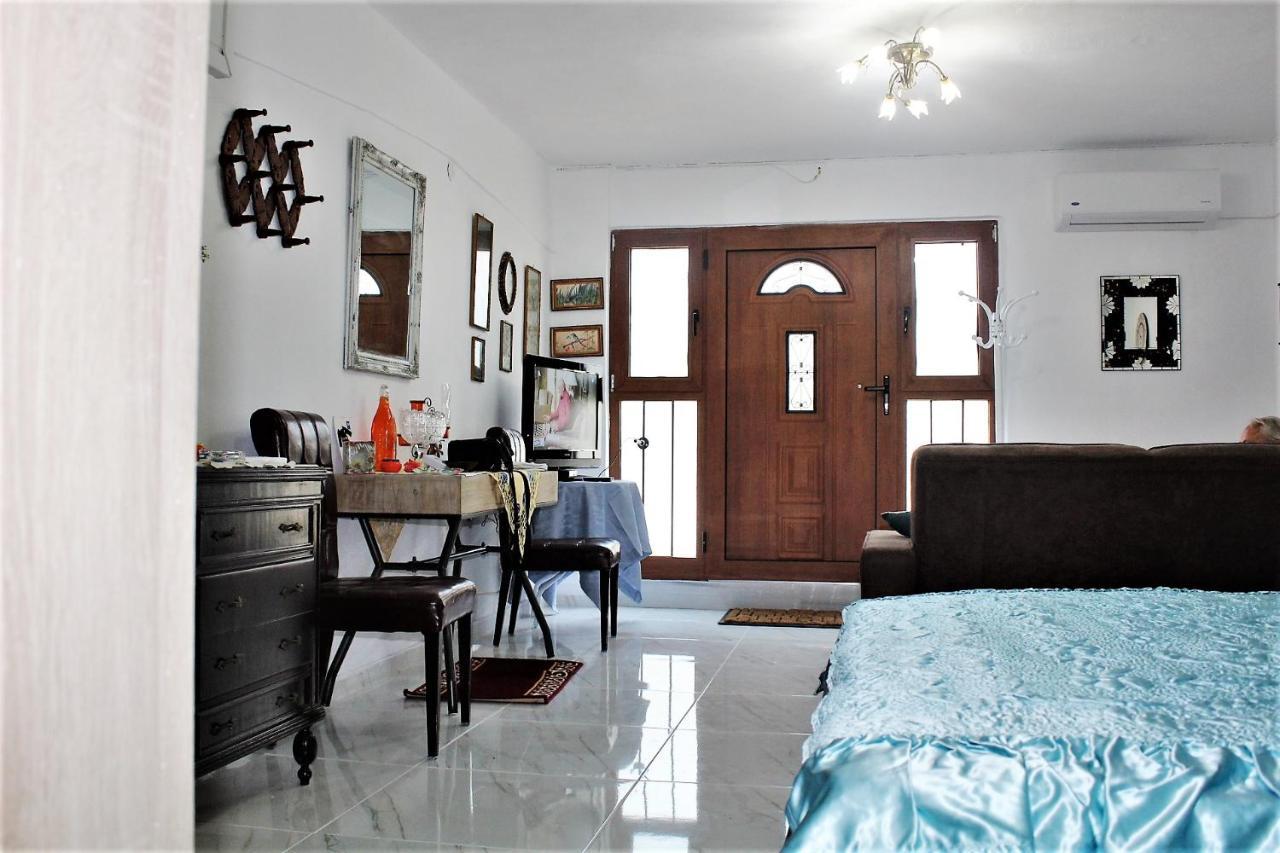 Sissy Apartments By The Sea นิเกียนา ภายนอก รูปภาพ