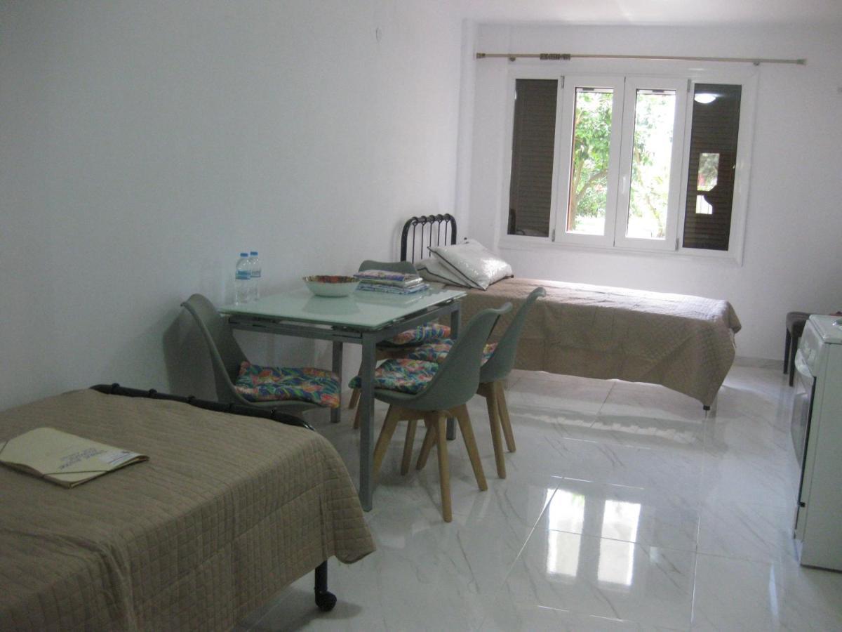 Sissy Apartments By The Sea นิเกียนา ภายนอก รูปภาพ