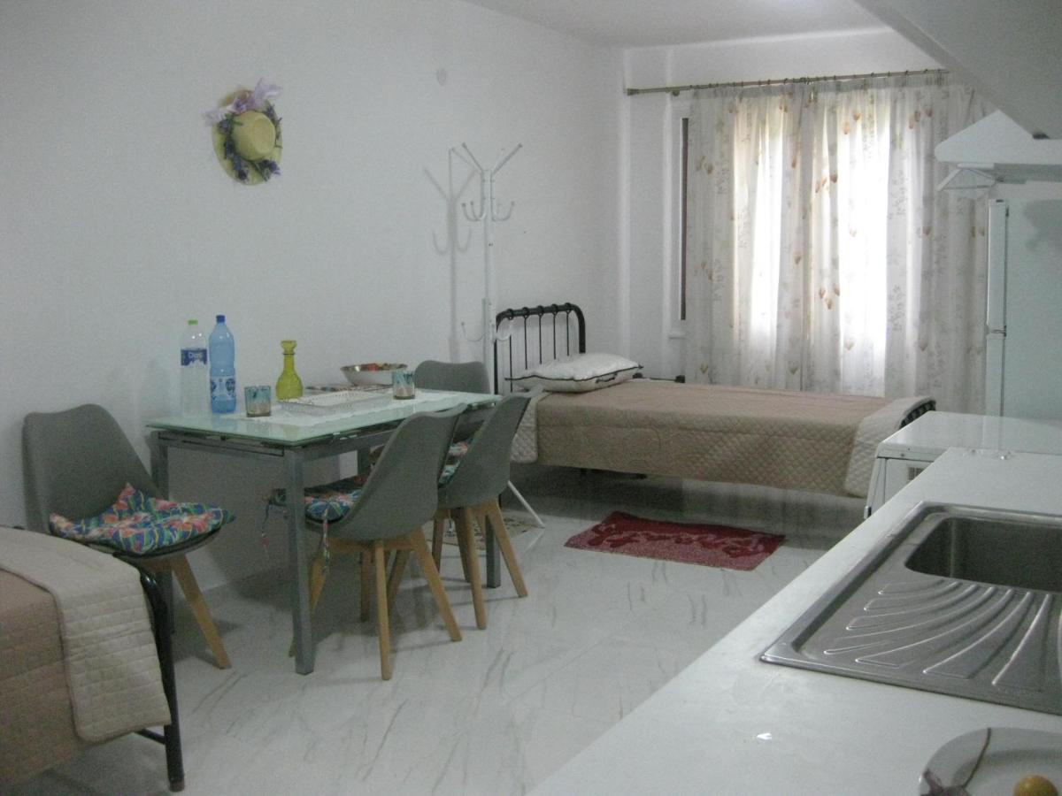 Sissy Apartments By The Sea นิเกียนา ภายนอก รูปภาพ