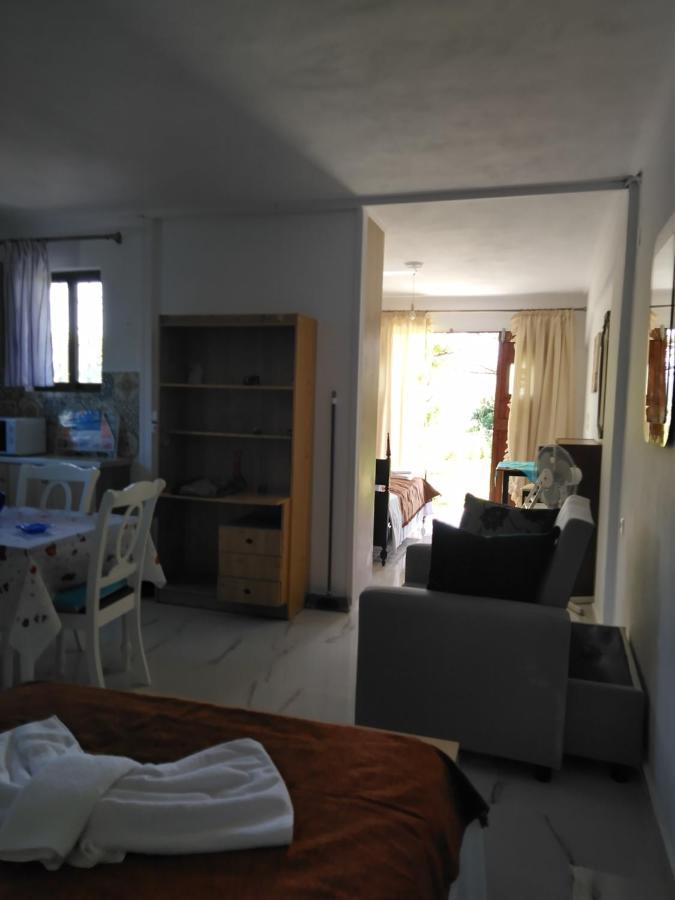 Sissy Apartments By The Sea นิเกียนา ภายนอก รูปภาพ