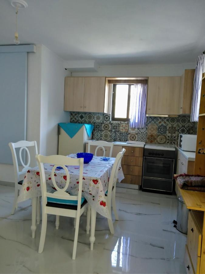 Sissy Apartments By The Sea นิเกียนา ภายนอก รูปภาพ