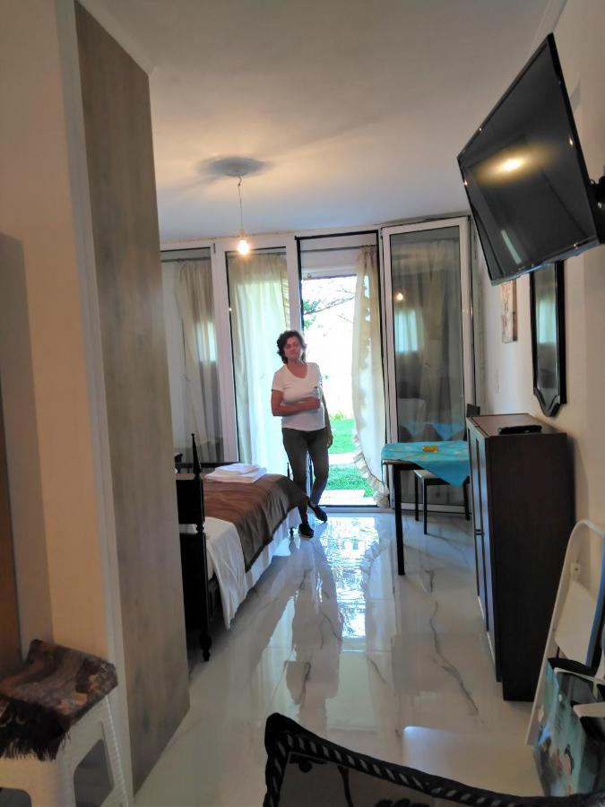 Sissy Apartments By The Sea นิเกียนา ภายนอก รูปภาพ