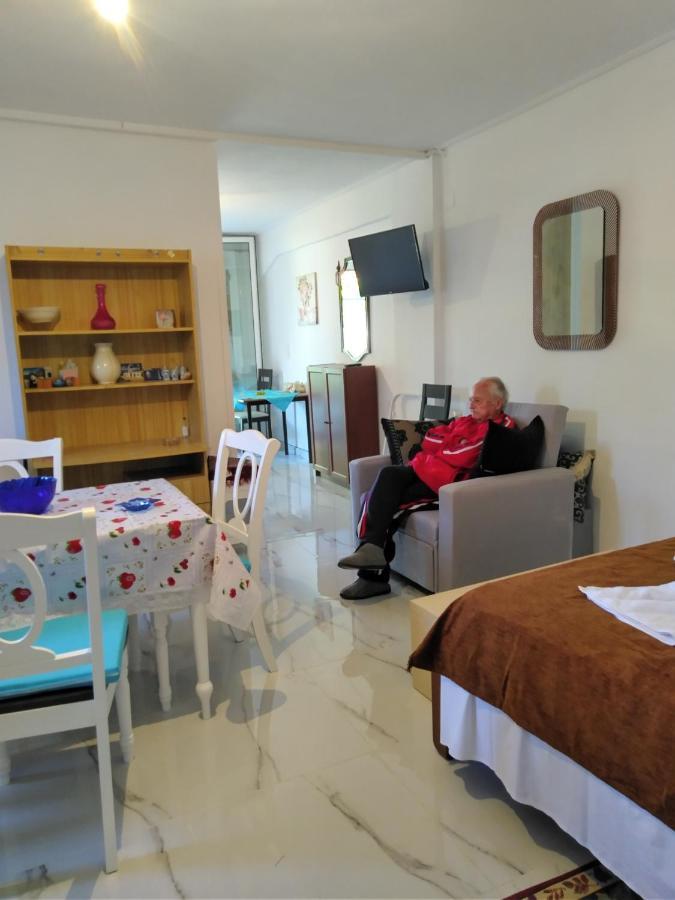 Sissy Apartments By The Sea นิเกียนา ภายนอก รูปภาพ