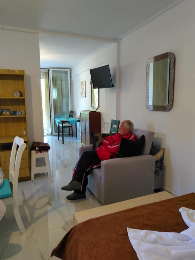 Sissy Apartments By The Sea นิเกียนา ภายนอก รูปภาพ