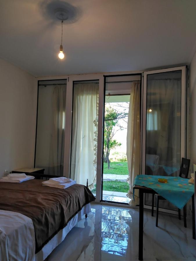 Sissy Apartments By The Sea นิเกียนา ภายนอก รูปภาพ